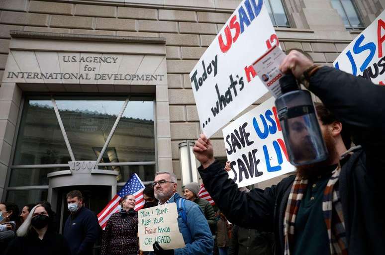 A decis&atilde;o de Trump de fechar a USAID e cortar drasticamente a ajuda internacional ao desenvolvimento pegou muitos pa&iacute;ses de surpresa