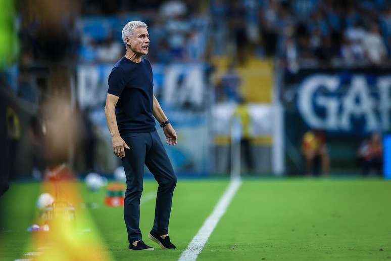 Lu&iacute;s Castro, t&eacute;cnico do Gr&ecirc;mio, durante jogo do Brasileir&atilde;o &ndash;