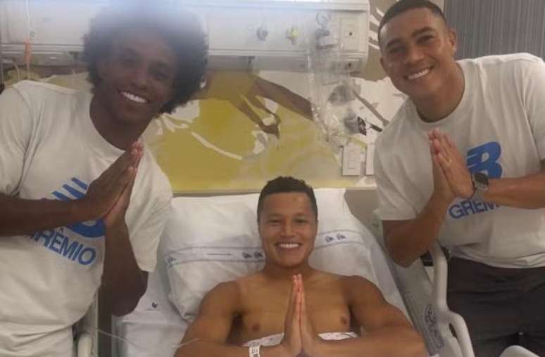 reprodu&ccedil;&atilde;o/instagram - Legenda: Marlon recebeu a visita de companheiros de time no hospital