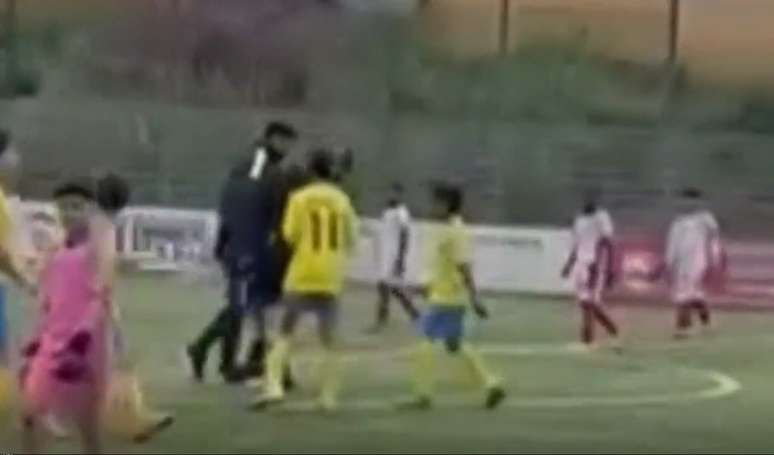Assistente t&eacute;cnico agrediu &aacute;rbitro com uma cabe&ccedil;ada em jogo das categorias de base em Portugal