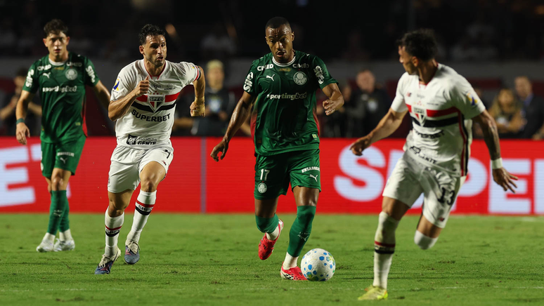 O jogador Marlon Freitas, da SE Palmeiras, disputa bola com o jogador do S&atilde;o Paulo FC, durante partida v&aacute;lida pela oitava rodada, do Campeonato Brasileiro, S&eacute;rie A, no Est&aacute;dio Morumbis. 