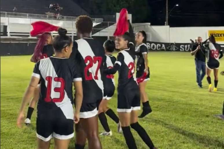 Jogadoras do Mixto comemoram com a torcida ap&oacute;s o triunfo sobre o Botafogo.