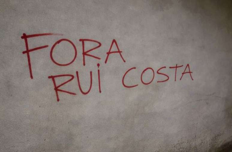 Reprodu&ccedil;&atilde;o/redes sociais - Legenda: Executivo de futebol Rui Costa foi o principal alvo dos protestos