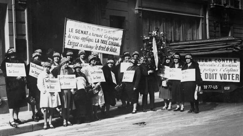 Mulheres sufragistas na Fran&ccedil;a, durante as campanhas do movimento que lutou pelo direito ao voto feminino, em 1930