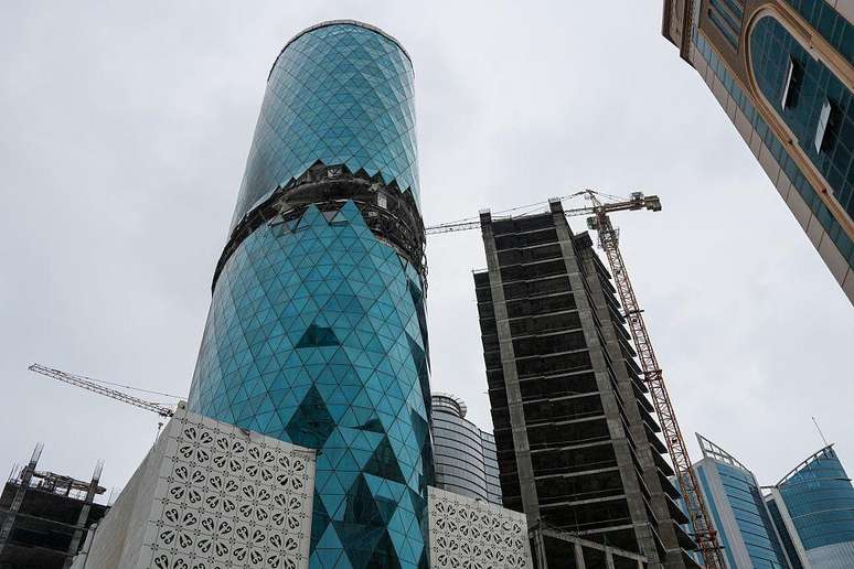 Teer&atilde; atacou seus vizinhos do Golfo P&eacute;rsico em resposta aos ataques de Israel e dos EUA, como mostra esta imagem de um pr&eacute;dio danificado no Bahrein