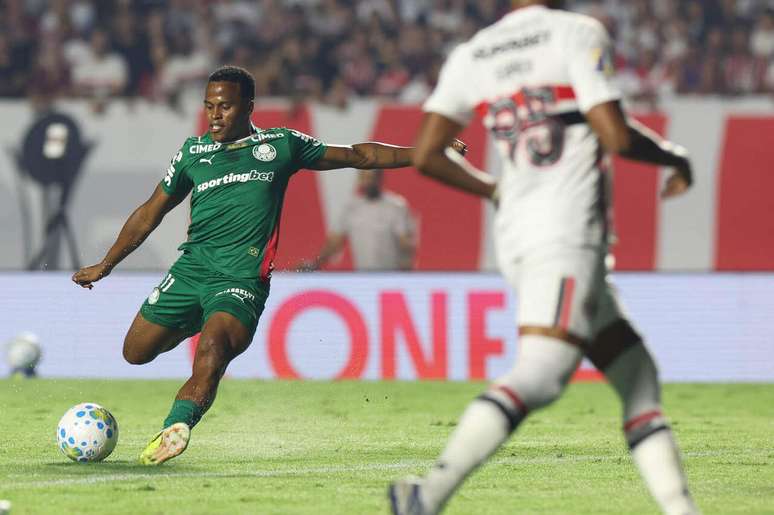 &Aacute;rias chuta para fazer o gol do Palmeiras sobre o S&atilde;o Paulo