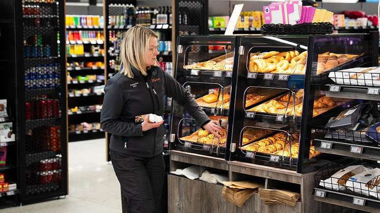 பின்லாந்தின் பல்பொருள் அங்காடி சங்கிலிகள் போர் ஏற்பட்டால் பின்பற்ற விரிவான திட்டங்களைக் கொண்டுள்ளன.