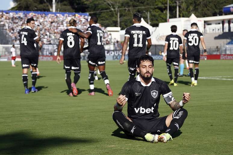 Alex Telles comemorando o primeiro gol do Botafogo 