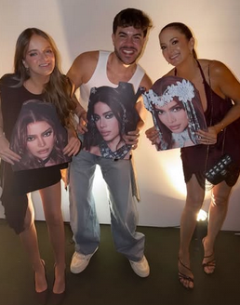 Rafa Justus, Alvaro e Tici Pinheiro posaram com o rosto de Anitta de papel&atilde;o