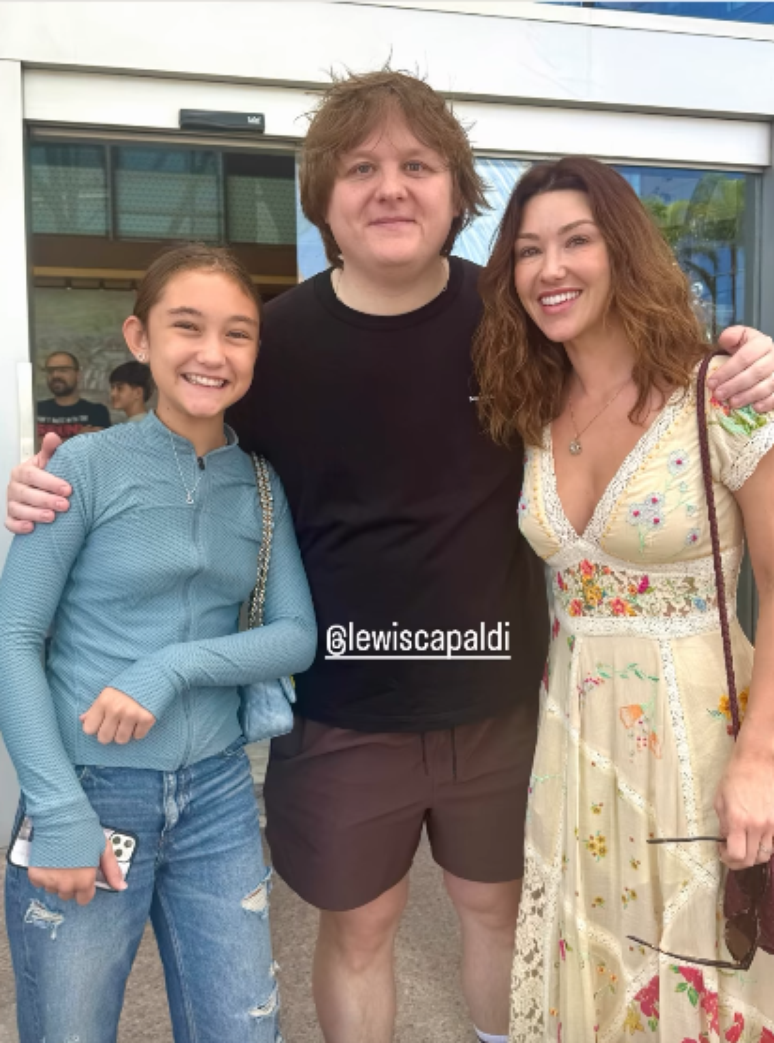 Filha de Jude Law posa com Lewis Capaldi ap&oacute;s alega&ccedil;&atilde;o de destrato por Chappel Roan