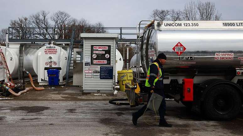 Os pre&ccedil;os dos combust&iacute;veis v&ecirc;m aumentando, devido &agrave; guerra no Ir&atilde;