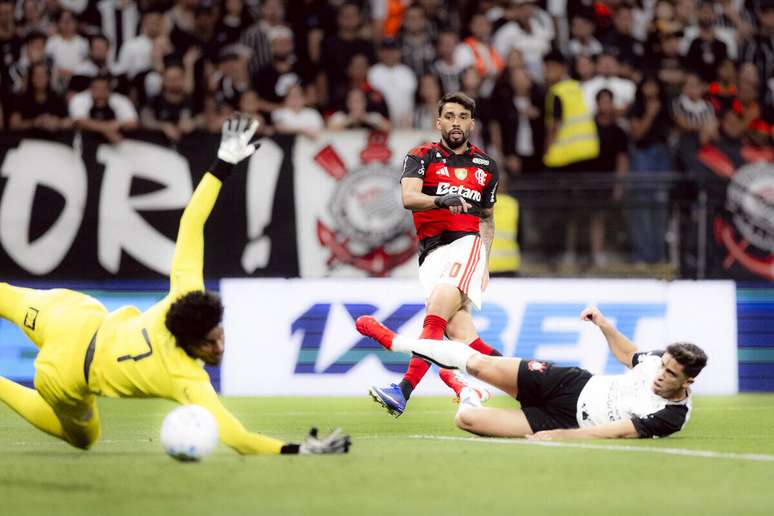 Paquet&aacute; chuta para fazer o gol do Flamengo contra o Corinthians. Mas o Tim&atilde;o empataria o jogo pouco depois.