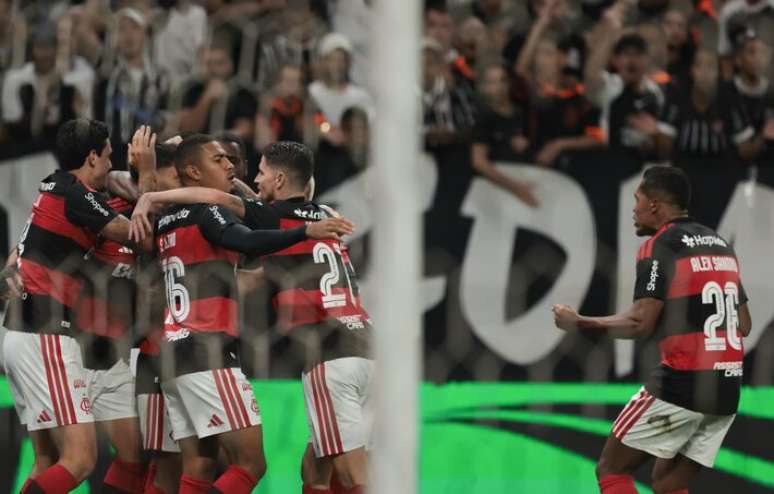 Flamenguistas celebram gol de Lucas Paquet&aacute;