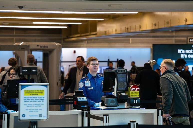 Os agentes da TSA s&atilde;o respos&aacute;veis por revisar as identifica&ccedil;&otilde;es dos passageiros e suas bagagens, entre outras fun&ccedil;&otilde;es