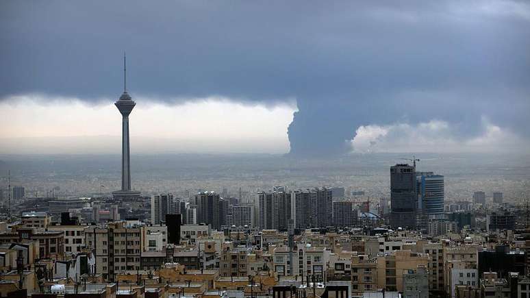 மார்ச் 8 ம் தேதி தாக்குதலுக்குப் பிறகு ஈரானின் ஷாஹ்ரான் எண்ணெய் கிடங்கில் இருந்து புகை எழுகிறது