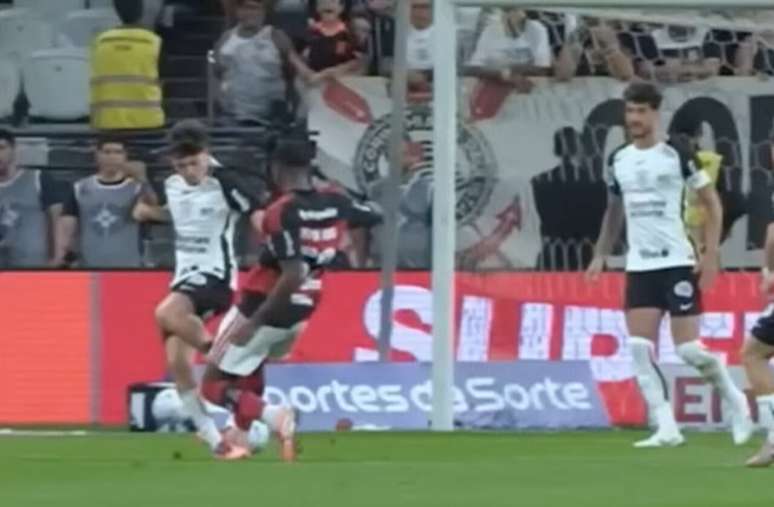 Evertton Ara&uacute;jo recebeu cart&atilde;o vermelho ap&oacute;s entrada dura em Breno Bidon &ndash;