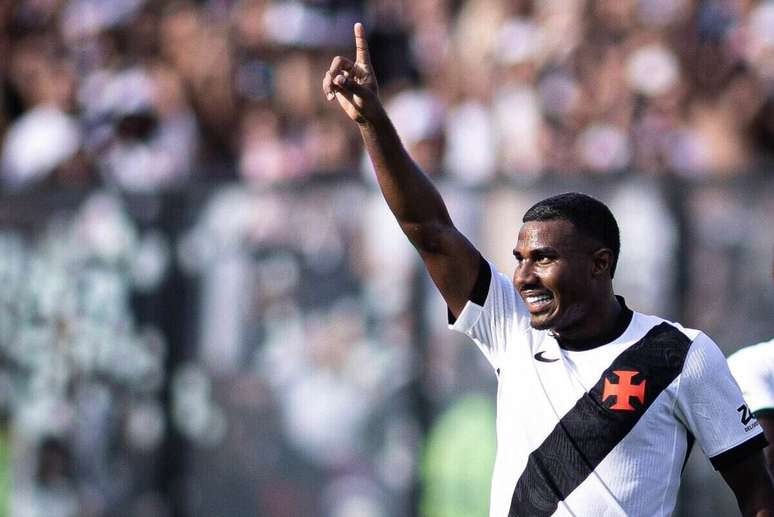 Cuiabano comemora gol que virou assist&ecirc;ncia no Vasco &ndash;