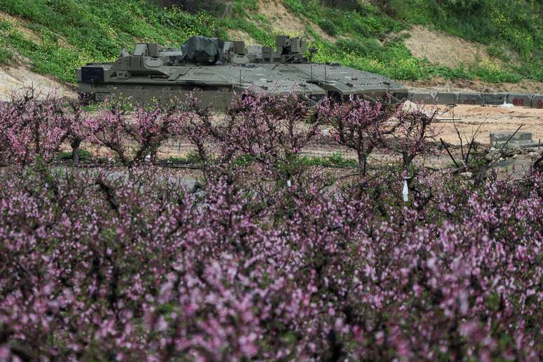 Ve&iacute;culos militares israelenses perto da fronteira com o L&iacute;bano 21/3/2026
