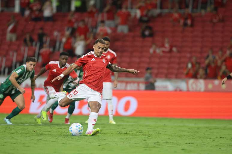 பெனால்டி உதையில் ஆலன் பேட்ரிக் –