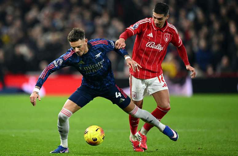 Ben White em campo pelo Arsenal &ndash; Clive Mason/Getty Images
