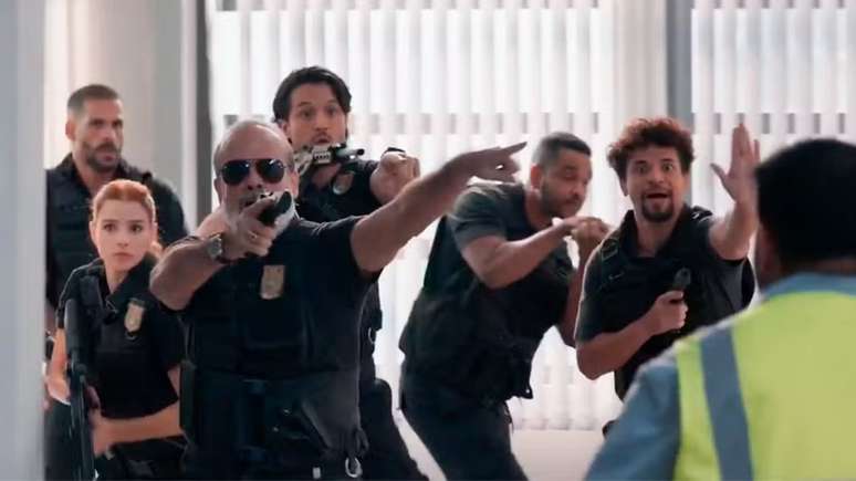 పౌలిన్హో మరియు పోలీసు భాగస్వాములు ట్రెస్ గ్రాకాస్‌లోని ఫెరెట్ యొక్క పిండి మిల్లుపై దాడి చేశారు -