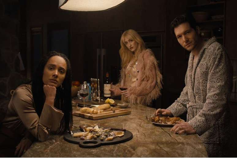 Em &ldquo;Algo Horr&iacute;vel Vai Acontecer&rdquo;, a semana antes do casamento de Rachel e Nicky se transforma em terror psicol&oacute;gico, com eventos que desafiam amor e sanidade 