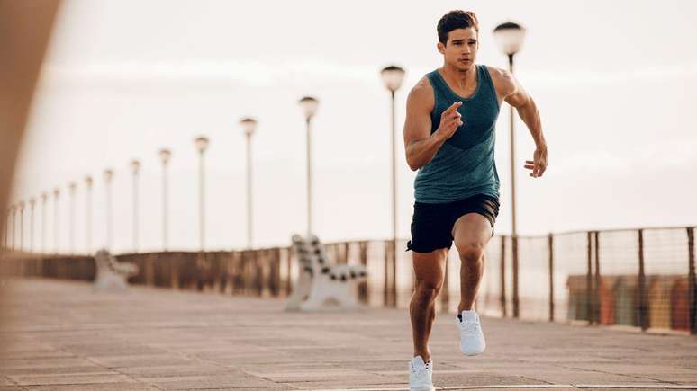 Movimento correto dos bra&ccedil;os melhora equil&iacute;brio e reduz gasto energ&eacute;tico na corrida