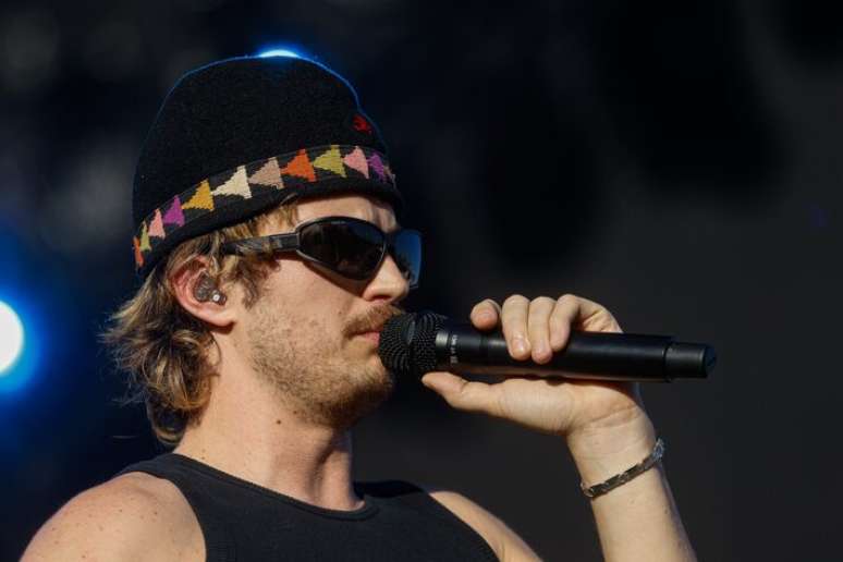 A banda Djo, do ator e m&uacute;sico Joe Keery, se apresenta no palco Budweiser durante o festival.