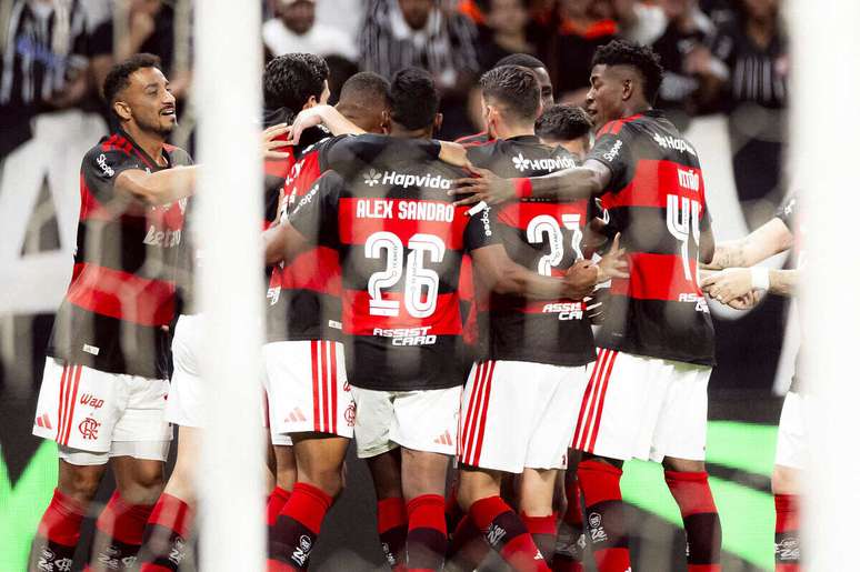 Danilo (mais &agrave; esquerda) e os Jogadores do Flamengo comemoram o gol de Paquet&aacute;