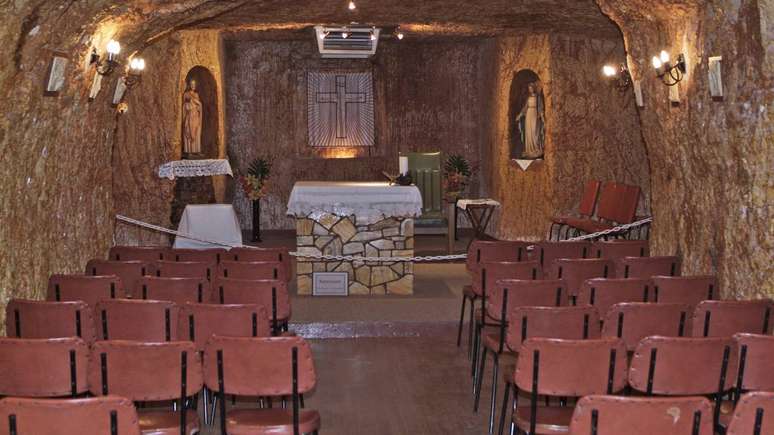 கடுமையான வெப்பத்தை எதிர்கொள்ள, கூபர் பெடியில் வசிப்பவர்களில் பெரும்பாலோர் நகரத்தின் வர்த்தக முத்திரையாக மாறிய ஒரு தீர்வை ஏற்றுக்கொண்டனர்: நிலத்தடி வீடுகள், 