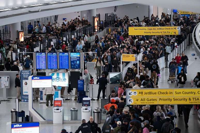 O aeroporto de La Guardia, em Nova York, est&aacute; entre os mais afetados pela aus&ecirc;ncia de agentes da TSA