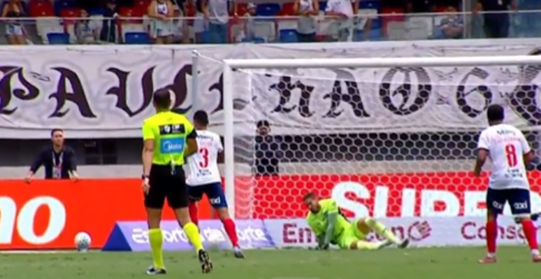 Goleiro do Bahia sofre luxa&ccedil;&atilde;o no bra&ccedil;o em lance impressionante; veja v&iacute;deo