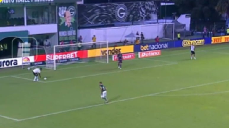 வீரர் தனது கையால் அந்தப் பகுதிக்குள் பந்தைப் பிடிக்கிறார், மேலும் அமெரிக்கா-எம்ஜிக்கு அபராதம் விதிக்கப்பட்டது