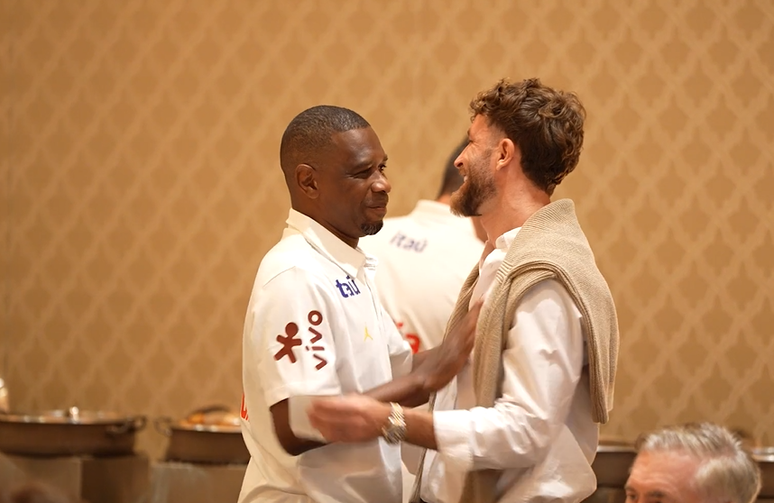 L&eacute;o Pereira 'erra' look em jantar da CBF