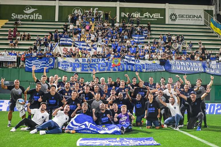 Jogadores do Barra comemoram t&iacute;tulo do Campeonato Catarinense