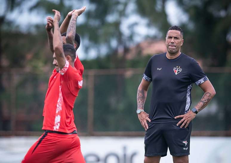 O t&eacute;cnico Nuno Pereira acompanha o treino do Ferrovi&aacute;rio. Mas sabe que nesta ter&ccedil;a ter&aacute; pedreira pela frente.