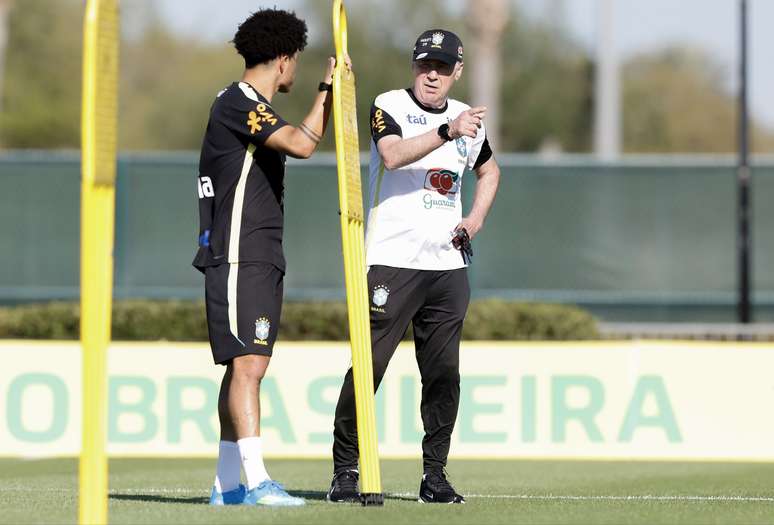 Gabriel Sara conversando com Carlo Ancelotti 