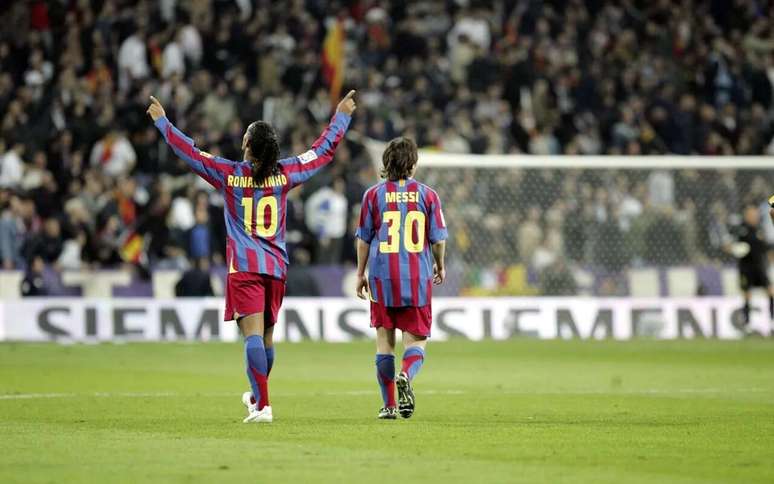 Ronaldinho ao lado de Lionel Messi &ndash;
