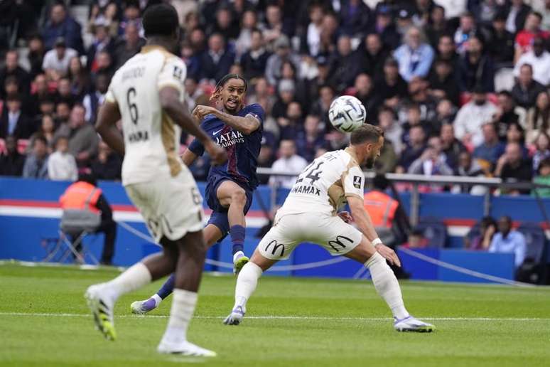 Primeira partida entre PSG e Lens 