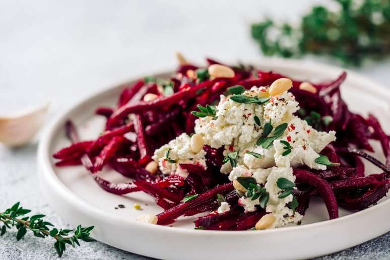 Salada de beterraba com ricota e pinoli 