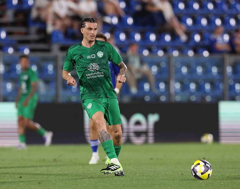 Roger Ibanez em a&ccedil;&atilde;o pelo Al-Ahli &ndash;