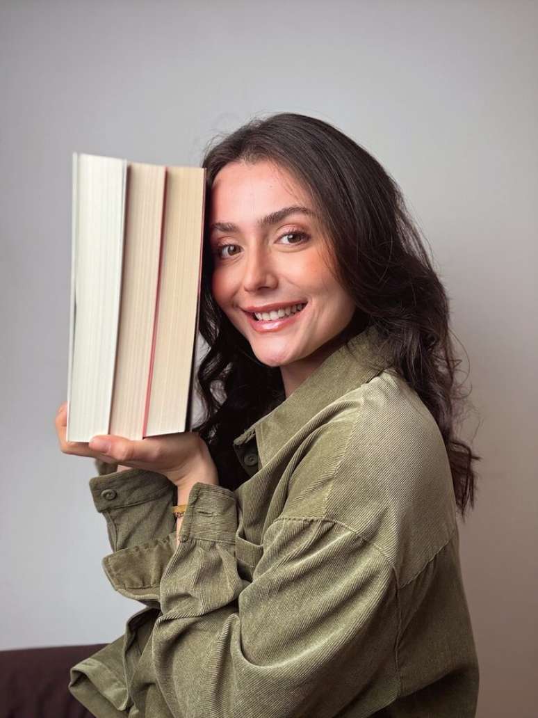 Bruna Martiolli concede entrevista exclusiva ao Estad&atilde;o a respeito de seu novo livro '&Eacute; Tempo de Morangos'.