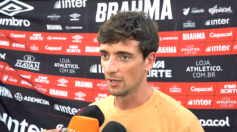 Jo&atilde;o Correia, agora, ex-treinador do Athletico Sub-20 