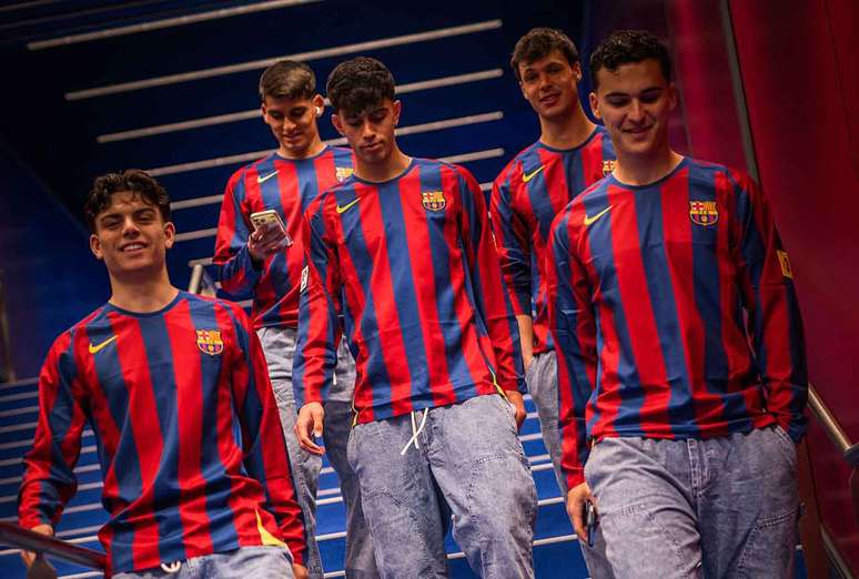 Barcelona lan&ccedil;a blusa comemorativa com nome de Ronaldinho &ndash;