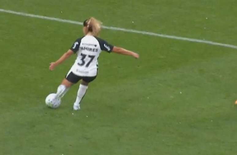 Em Itaquera, Brabas arrasam as mineiras do Am&eacute;rica.&nbsp; Mas s&oacute; fazem quatro gols por causa das grandes defesas da goleira Sandy.
