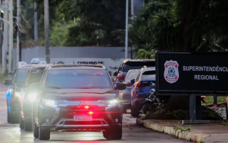 Ap&oacute;s alta, Bolsonaro foi levado de volta &agrave; Superintend&ecirc;ncia da Pol&iacute;cia Federal em Bras&iacute;lia