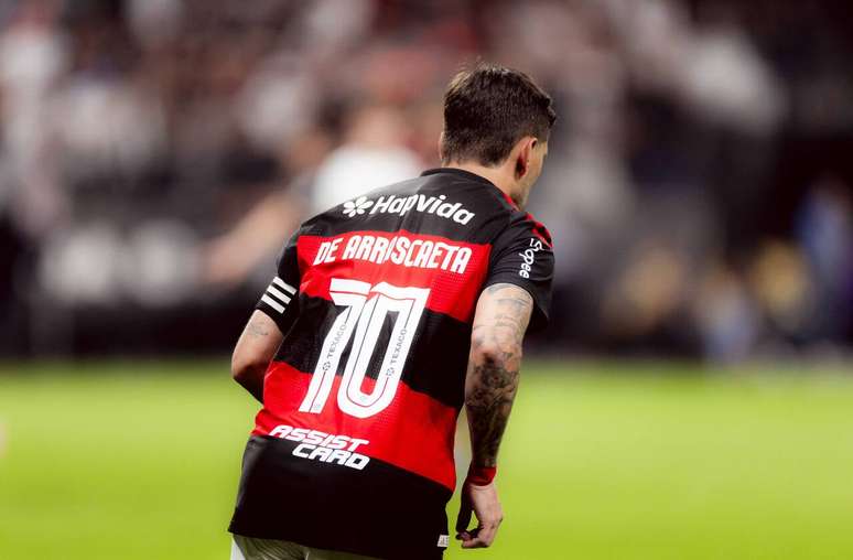 Ap&oacute;s Flamengo ficar com um a menos, Jardim retirou de Arrascaeta do jogo &ndash;