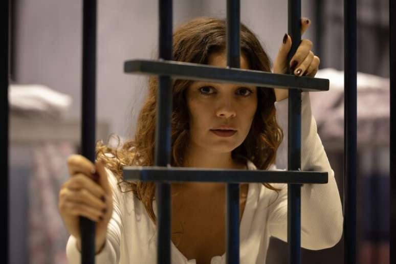 Gerluce (Sophie Charlotte) &eacute; presa em 'Tr&ecirc;s Gra&ccedil;as'