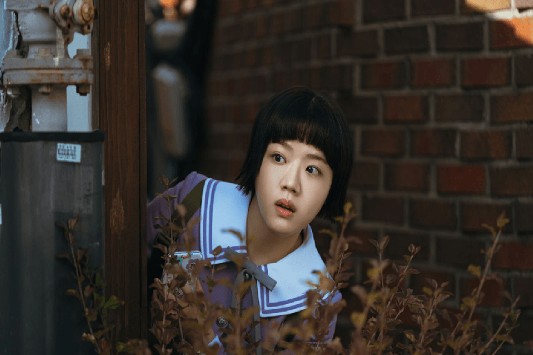 Em &ldquo;Absolute Value of Romance&rdquo;, uma estudante v&ecirc; suas hist&oacute;rias ganharem vida ao se envolver em situa&ccedil;&otilde;es inspiradas por sua pr&oacute;pria imagina&ccedil;&atilde;o 