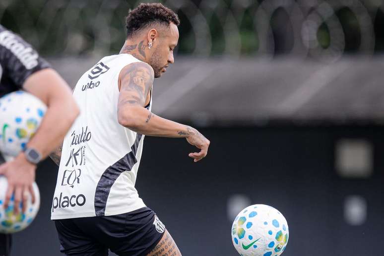 Neymar vai ao CT e treina parte f&iacute;sica em dia de folga do Santos &ndash;